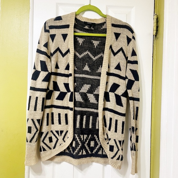Forever 21 Pattern Sweater in good condition. - Picture 1 of 3
